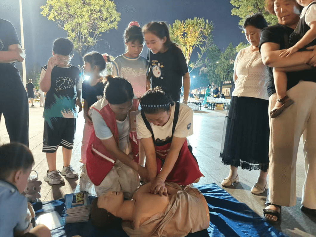 急救夜市“点亮”双月湖！群众边纳凉边学救命技能